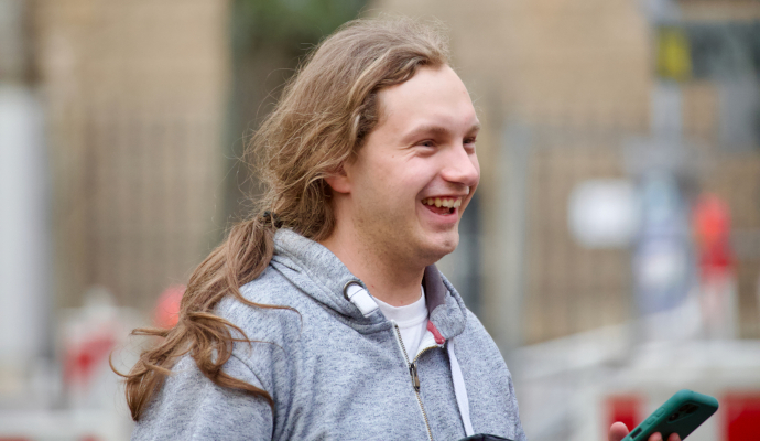 ich, mit Smartphone in der Hand